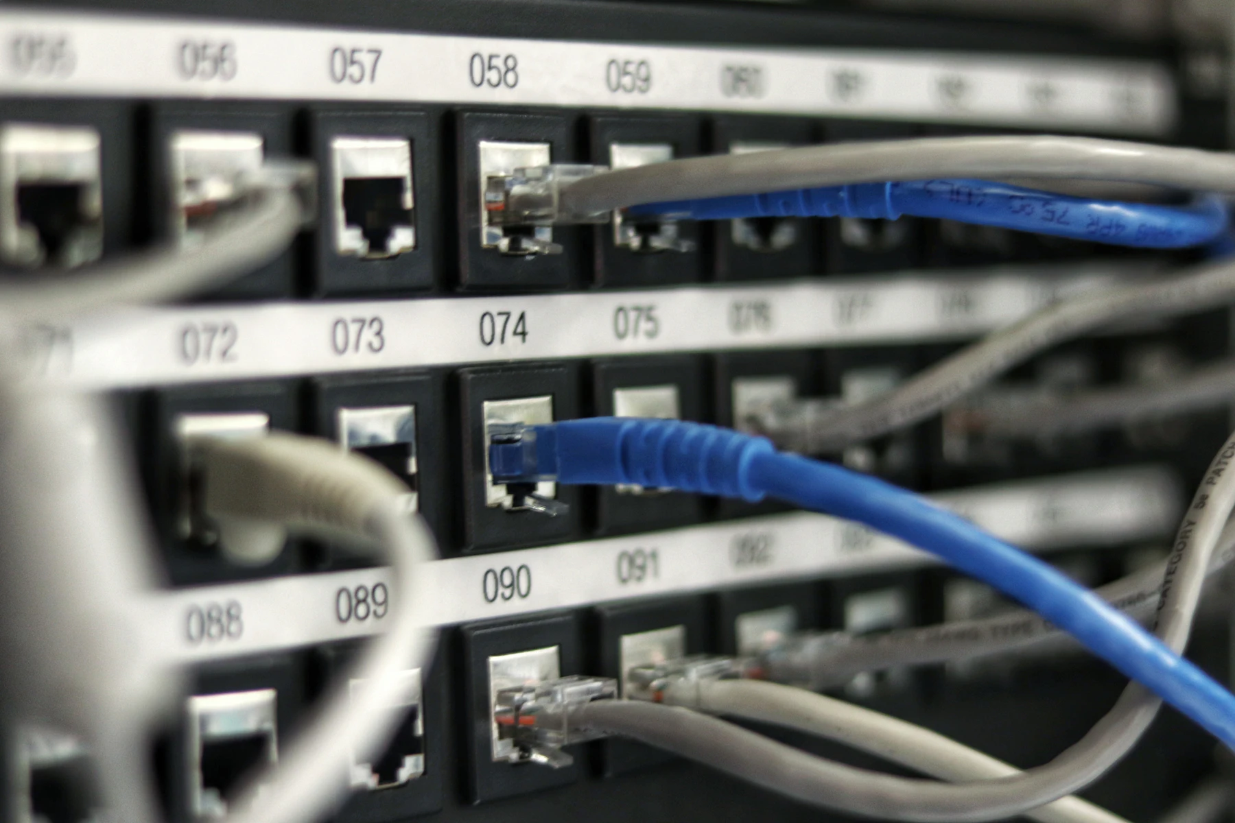 Corredor de um data center com racks de servidores iluminados